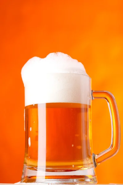 Pivo přes oranžové pozadí — Stock fotografie