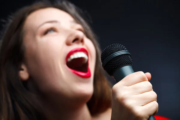 Mujer Canta Sobre Fondo Oscuro Enfocado Mano —  Fotos de Stock