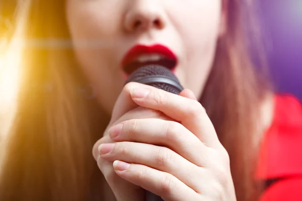Mujer Cantar Sobre Fondo Color Enfocado Mano —  Fotos de Stock