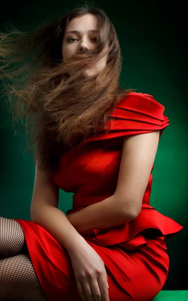 Πορτρέτο Της Μόδας Γυναίκα Κόκκινο Φόρεμα Πάνω Από Την Πράσινη — Φωτογραφία Αρχείου