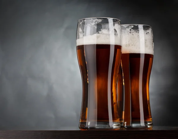 Два бокала пива — стоковое фото