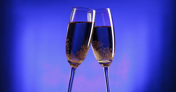 Flöjter Champagne Över Blå Bakgrund — Stockfoto