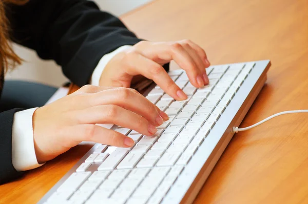 Mujer escribiendo algo en el teclado —  Fotos de Stock