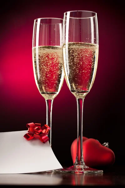 Dvě Plné Sklenice Šampaňského Červeném Pozadí — Stock fotografie