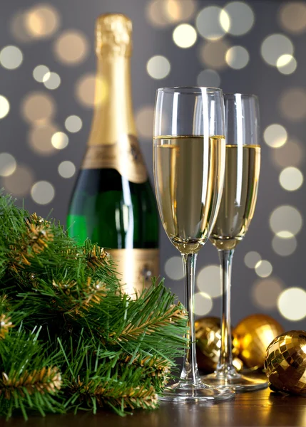Två Fulla Glas Champagne Över Färgbakgrund — Stockfoto