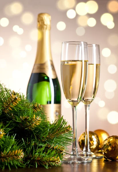 Dvě Plné Sklenice Šampaňského Nad Barvu Pozadí — Stock fotografie