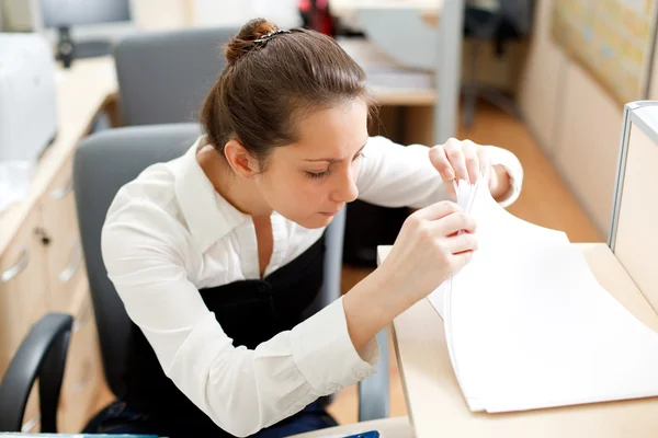 オフィスの生活 女性はテーブルで文書を検索します — ストック写真