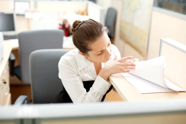 Office Hayat Kadını Masada Belgeleri Arar — Stok fotoğraf