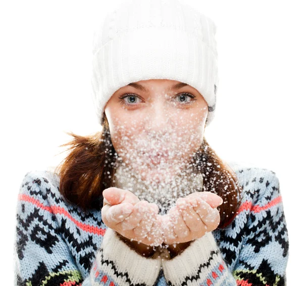 Vacker kvinna blåser snö — Stockfoto