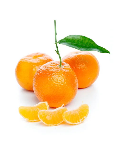 Mandarini Con Foglie Isolate Bianco — Foto Stock