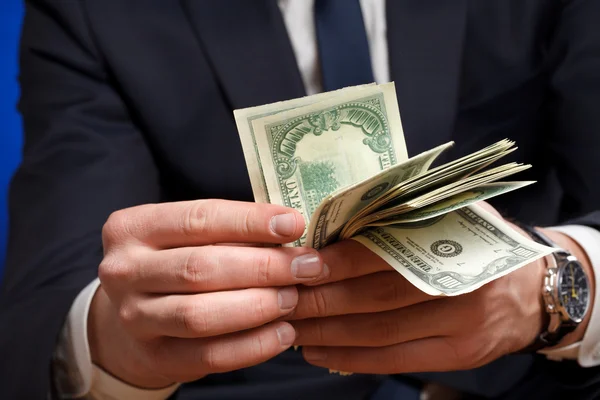 Podnikatel počítá peníze v rukou. — Stock fotografie