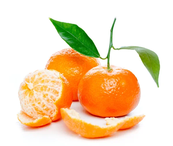 Mandarinen mit Blättern isoliert über weißen — Stockfoto