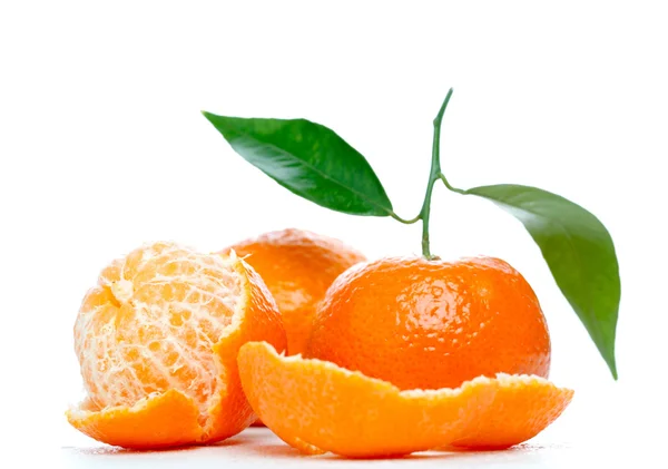 Mandarini con foglie isolate su bianco — Foto Stock