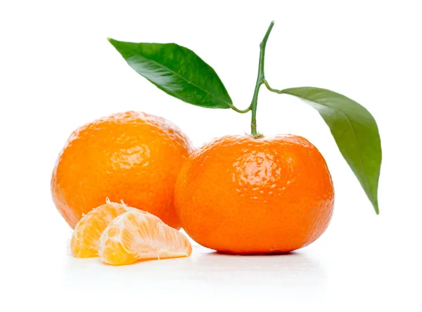 Tangeriner med blad isolerade över vita — Stockfoto