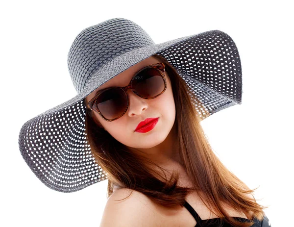 Jonge vrouw in zwarte hoed en zonnebril — Stockfoto