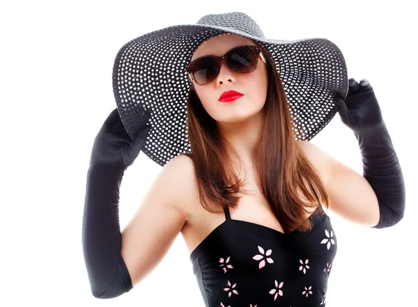 Jovem mulher de chapéu preto e óculos de sol — Fotografia de Stock