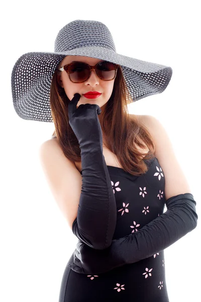 Giovane donna in cappello nero e occhiali da sole — Foto Stock