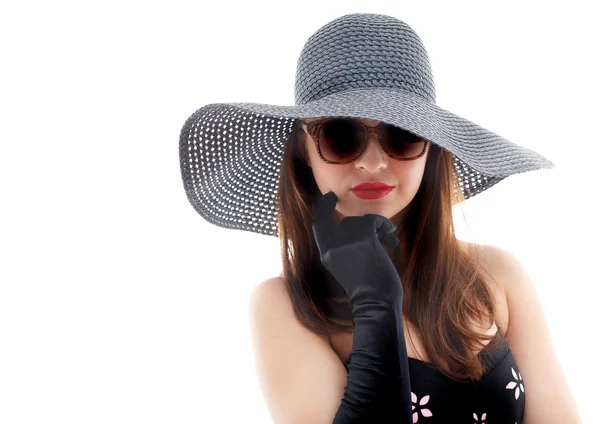 Jovem mulher de chapéu preto e óculos de sol — Fotografia de Stock