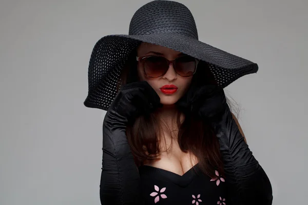 Młoda kobieta w czarny kapelusz i okulary — Zdjęcie stockowe