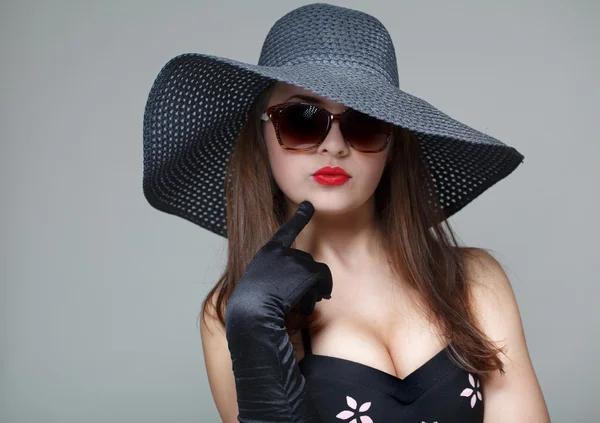 Junge Frau mit schwarzem Hut und Sonnenbrille — Stockfoto