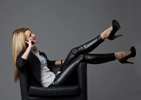 Woman talking over the phone — Stock Photo, Image