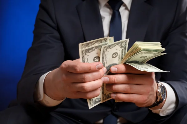 Affärsman räknar pengar i händerna. — Stockfoto