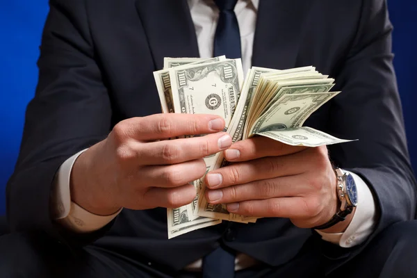 Zakenman telt geld in handen. — Stockfoto