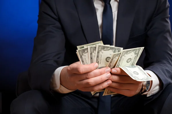 Affärsman räknar pengar i händerna. — Stockfoto