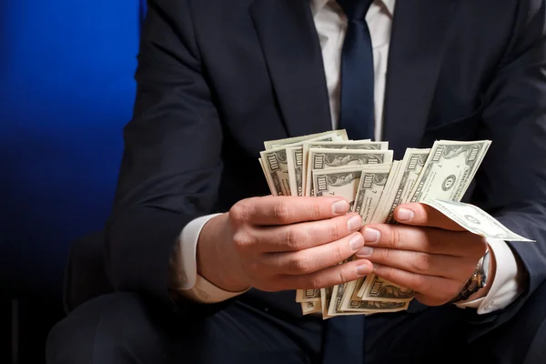 Podnikatel počítá peníze v rukou. — Stock fotografie