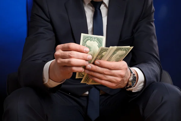 Empresário conta dinheiro nas mãos . — Fotografia de Stock