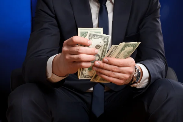 L'uomo d'affari conta il denaro nelle mani . — Foto Stock