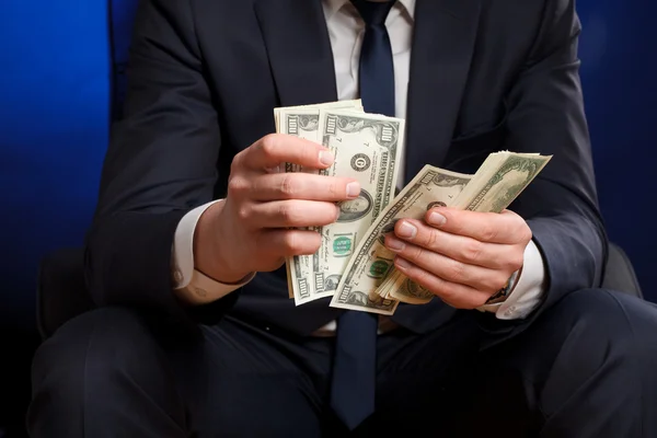 Empresario cuenta el dinero en las manos . —  Fotos de Stock