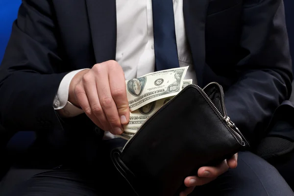 Uomo d'affari con soldi in mano. — Foto Stock