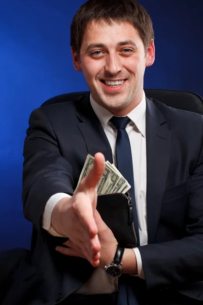 Geschäftsmann mit Geld gestikuliert Willkommensschild — Stockfoto