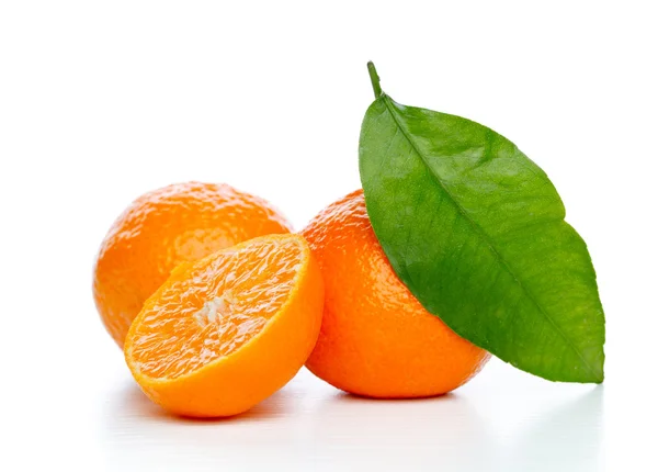 Mandarinas con hojas aisladas sobre blanco —  Fotos de Stock