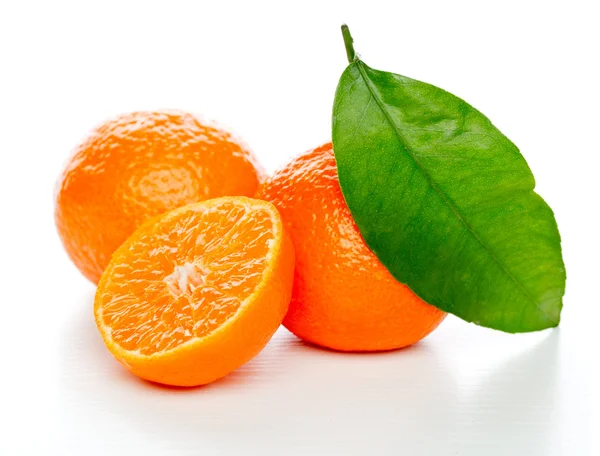 Tangerines with leaves isolated over white — Stock Photo, Image