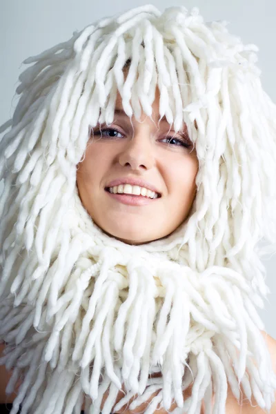 Donna sorridente con parrucca bianca sulla testa Foto Stock