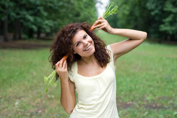Chica divertida con zanahorias Imagen de stock