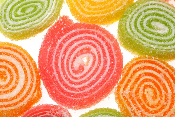 Caramelos de frutas sobre fondo blanco . — Foto de Stock