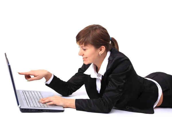 Vacker affärskvinna med en laptop arbetande. — Stockfoto