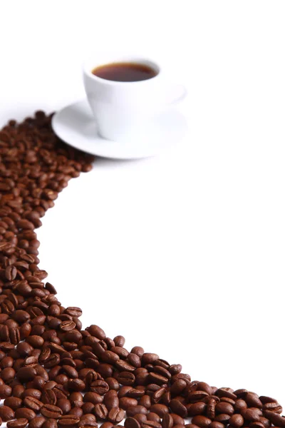 コーヒー カップと白い背景の上の粒 — ストック写真