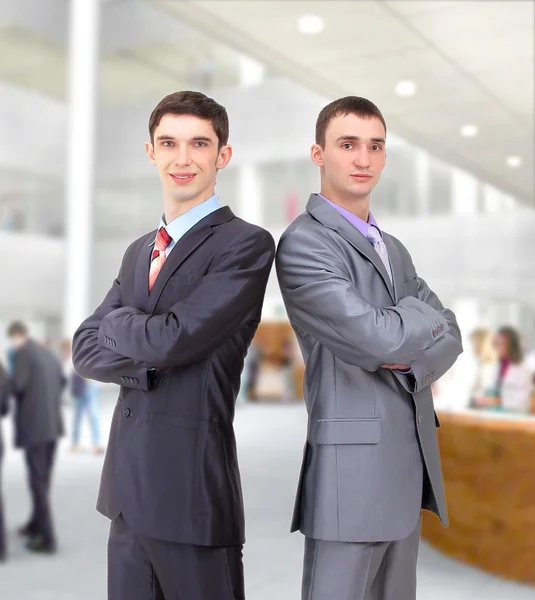 Dois Jovens Empresários Posando Volta Juntos Equipe Retrato — Fotografia de Stock