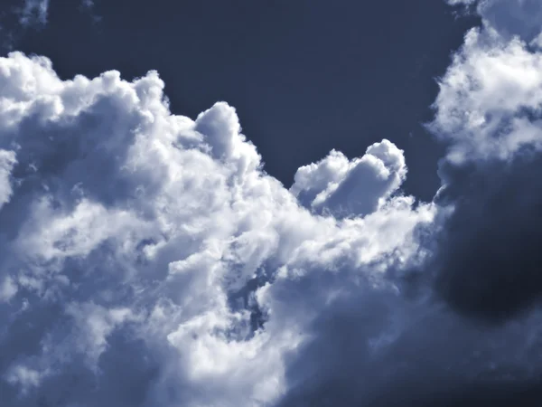 Облако на небе — стоковое фото