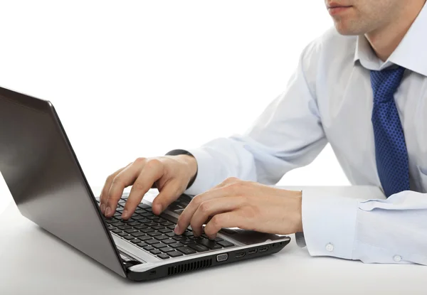 Man werkt aan een laptop. — Stockfoto