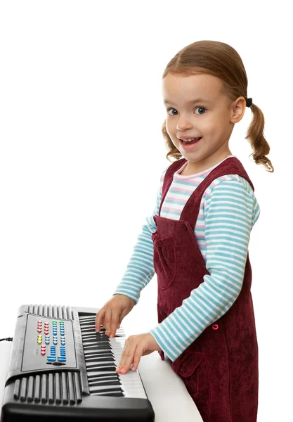 Liten flicka spela på tangentbord instrument. — Stockfoto