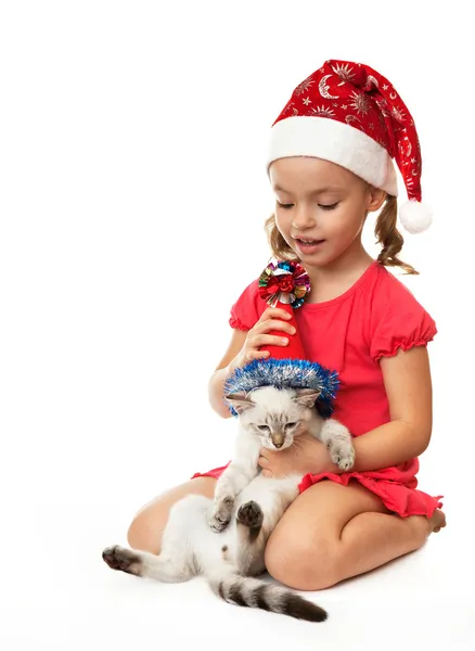 Liten flicka med kattunge i jul hattar. — Stockfoto