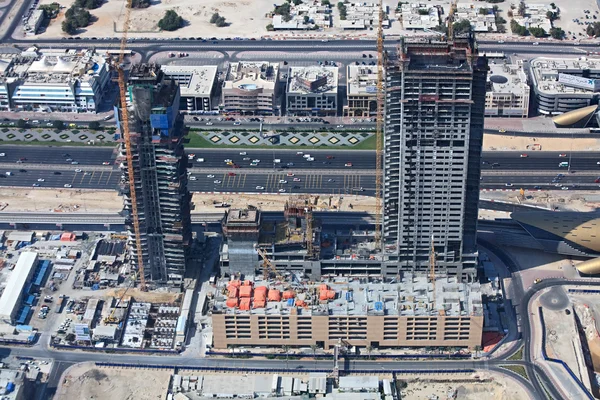 Construindo um arranha-céu em Dubai . — Fotografia de Stock