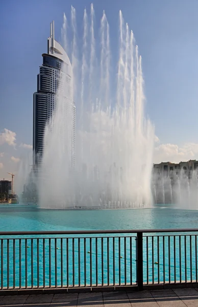 Burj Khalifa mit Brunnen. — Stockfoto