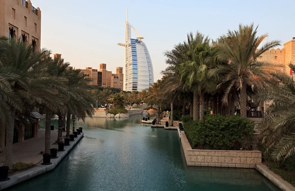 Kontrasty architektoniczne w Dubaju. — Zdjęcie stockowe