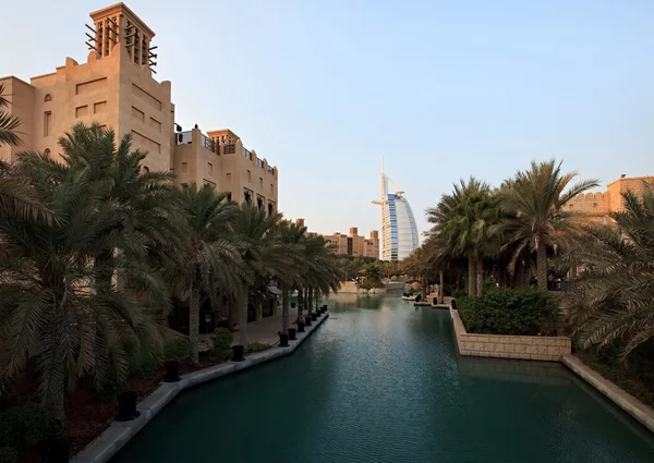 Архитектурные контрасты в Дубае . — стоковое фото